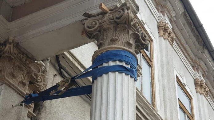 Stâlpii Clădirii Tribunalului, Legați Cu Funii. Conservarea Columnelor Pentru Restaurare Se Face Prin Sprijinire, Susțin Specialiștii Consultați De Politică și Putere